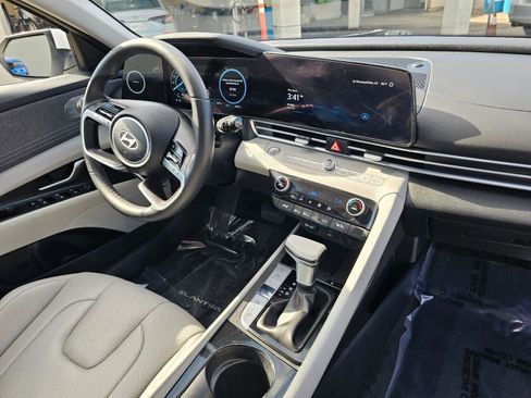 Used 2025 Hyundai Elantra Limited FWD image 11