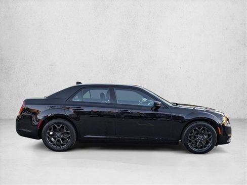 Used 2019 Chrysler 300 S image 4
