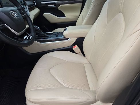 Used 2023 Toyota Highlander Limited FWD image 15