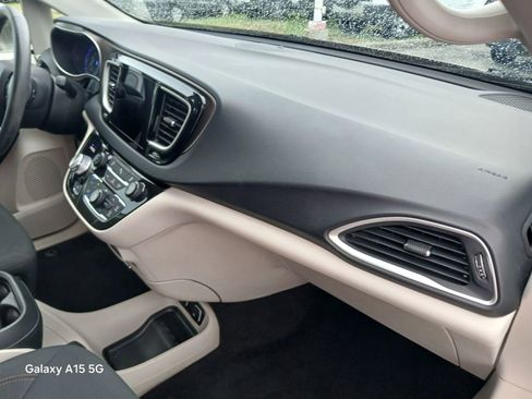 Used 2018 Chrysler Pacifica Touring Plus w/ Tire & Wheel Group FWD image 20