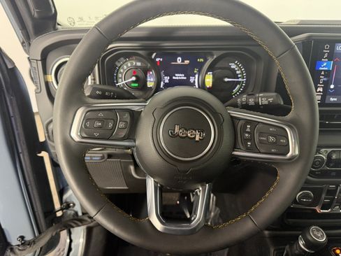 Used 2024 Jeep Wrangler Unlimited Sahara w/ Technology Group AWD/4WD image 21