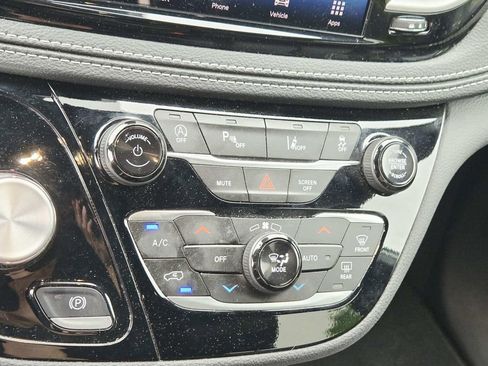 Used 2025 Chrysler Pacifica Select FWD image 29
