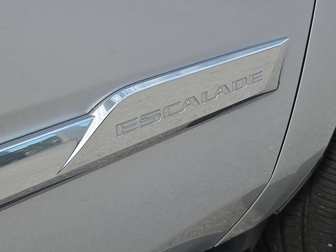 Used 2017 Cadillac Escalade Luxury AWD/4WD image 8