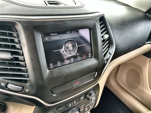 Used 2019 Jeep Cherokee Latitude w/ Popular Appearance Group image 28