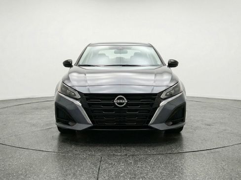 Used 2025 Nissan Altima 2.5 SV FWD image 2