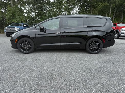 New 2026 Chrysler Pacifica Limited w/ S Appearance Package FWD image 4