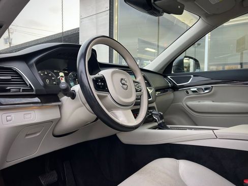 Used 2018 Volvo XC90 T5 Momentum w/ Convenience Package image 2