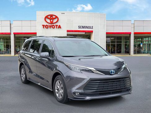 Used 2025 Toyota Sienna XLE w/ XLE Plus Package FWD image 2