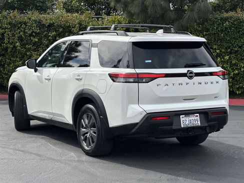 Used 2022 Nissan Pathfinder SV w/ SV Premium Package image 4