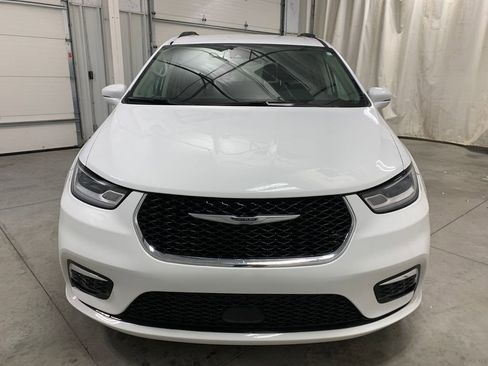 Used 2022 Chrysler Pacifica Touring-L image 15