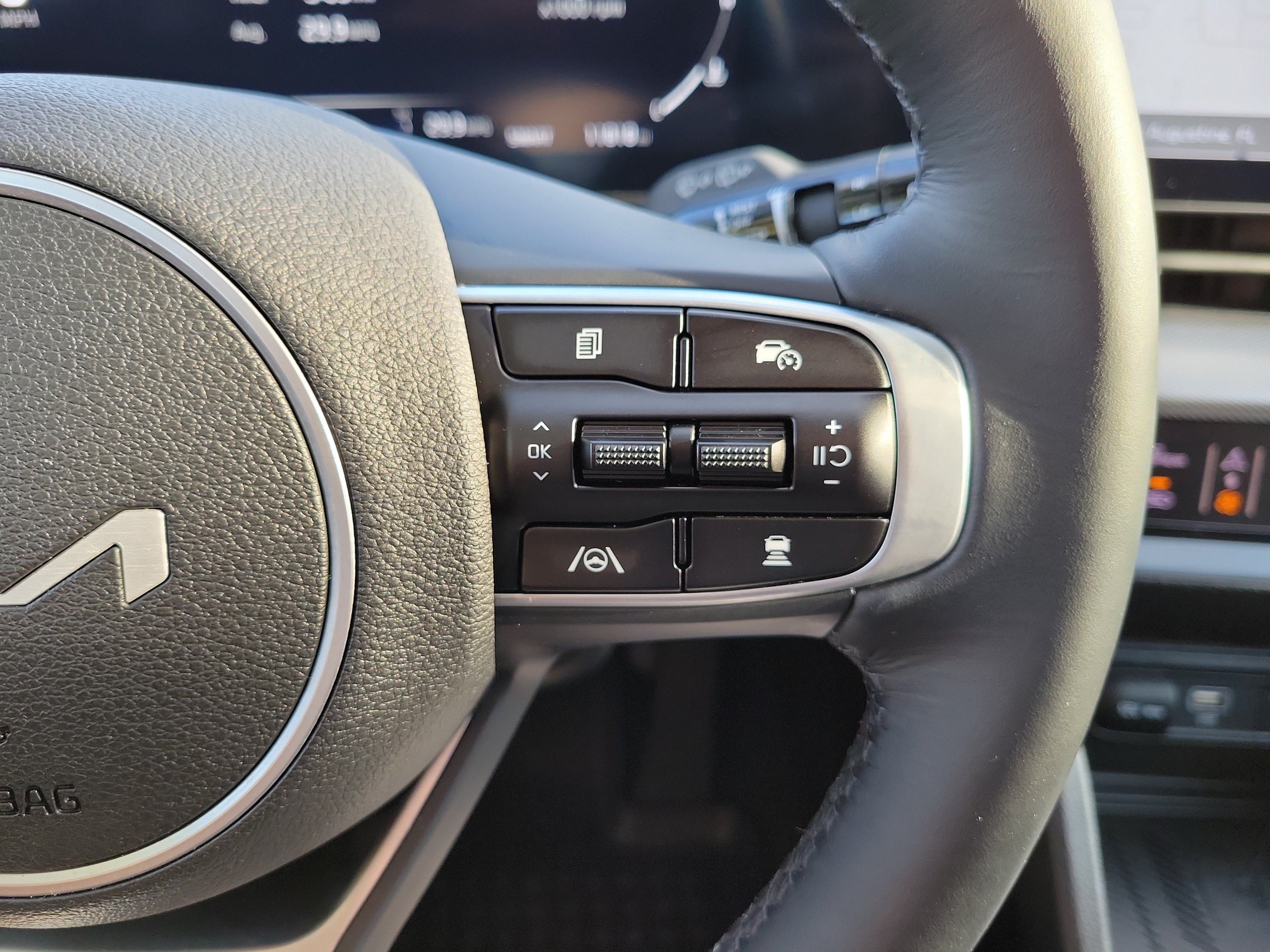 Certified 2025 Kia Sportage SX AWD/4WD image 30
