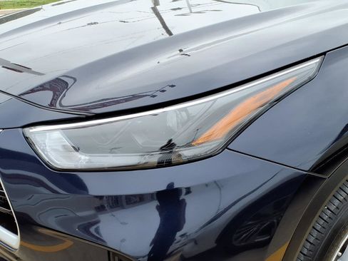 Used 2023 Toyota Highlander LE FWD image 2