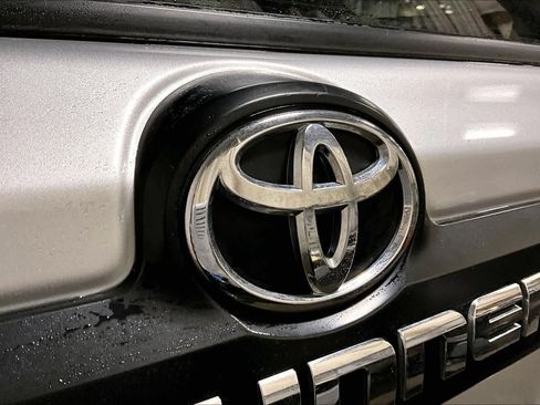 Used 2018 Toyota 4Runner TRD Off-Road Premium AWD/4WD image 10