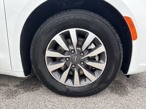 Used 2022 Chrysler Pacifica Touring-L image 14