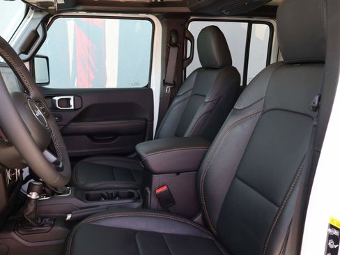 Used 2025 Jeep Gladiator Sport AWD/4WD image 9