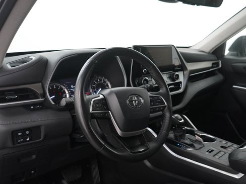 Used 2024 Toyota Highlander XLE AWD/4WD image 26