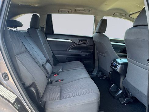 Used 2019 Toyota Highlander LE AWD/4WD image 24
