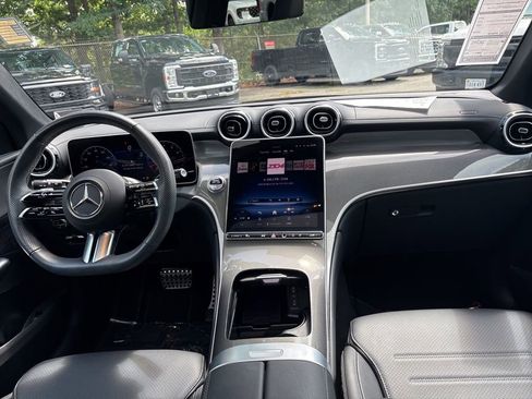 Used 2025 Mercedes-Benz GLC 300 4MATIC image 9