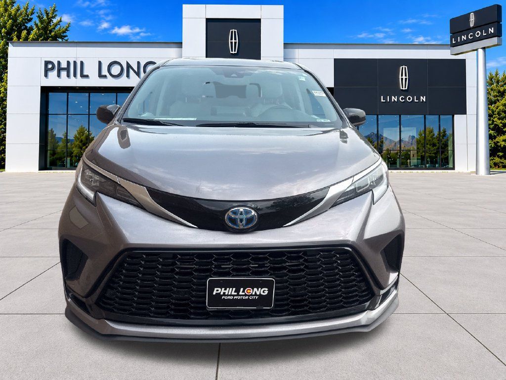 Used 2022 Toyota Sienna XSE w/ XSE Plus Package FWD image 2