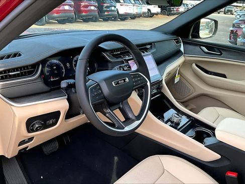 New 2025 Jeep Grand Cherokee L Limited w/ Luxury Tech Group II AWD/4WD image 9
