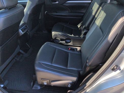 Used 2017 Toyota Highlander XLE image 28