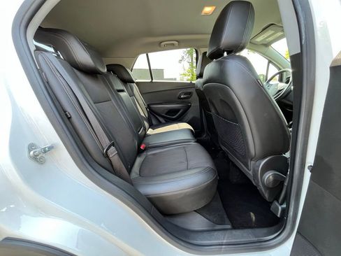 Used 2020 Chevrolet Trax LT w/ LT Convenience Package AWD/4WD image 20