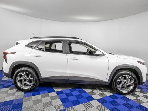 Used 2025 Chevrolet Trax LT FWD image 4