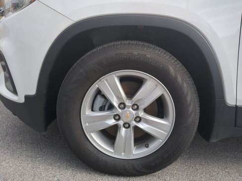 Used 2022 Chevrolet Trax LS w/ Tint and Cruise Package image 34