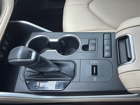 Used 2020 Toyota Highlander XLE image 32