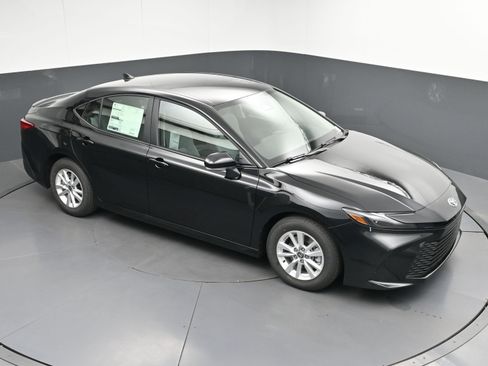 Used 2025 Toyota Camry LE w/ Convenience Package image 30