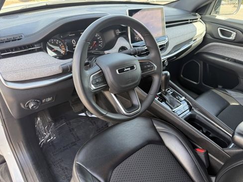 Used 2023 Jeep Compass Latitude image 12