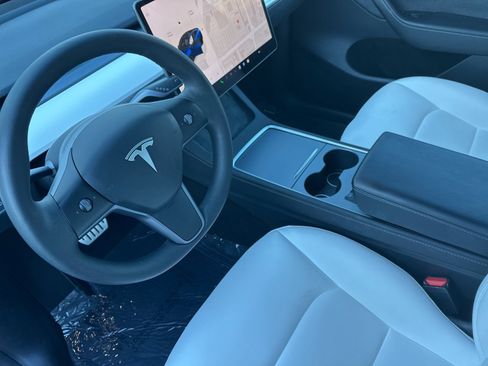 Used 2023 Tesla Model Y Performance image 10