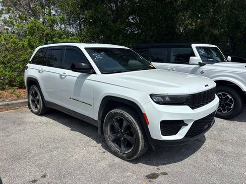 Used 2024 Jeep Grand Cherokee Altitude AWD/4WD image 2