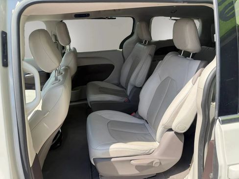 Used 2021 Chrysler Pacifica Touring-L FWD image 5