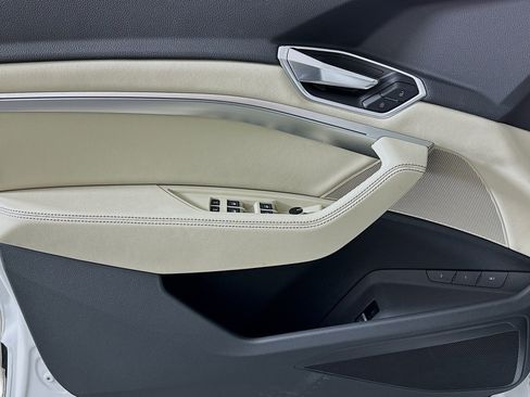 Used 2023 Audi e-tron Premium w/ Convenience Plus Package image 21