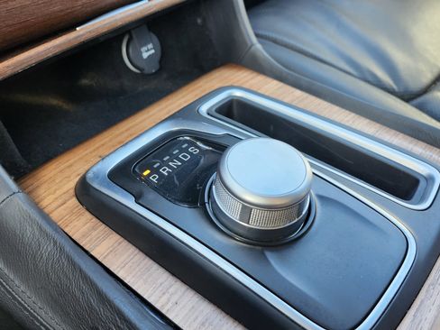 Used 2016 Chrysler 300 C Platinum image 33