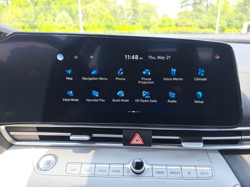 Used 2025 Hyundai Elantra Limited FWD image 21