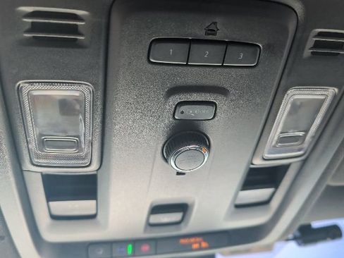 Used 2023 GMC Yukon XL SLT image 5