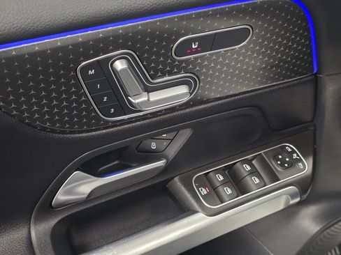Used 2025 Mercedes-Benz GLB 250 4MATIC image 33