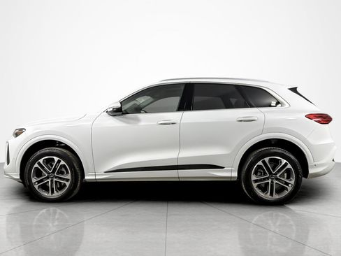 Used 2025 Audi Q5 Premium w/ Convenience Package AWD/4WD image 2