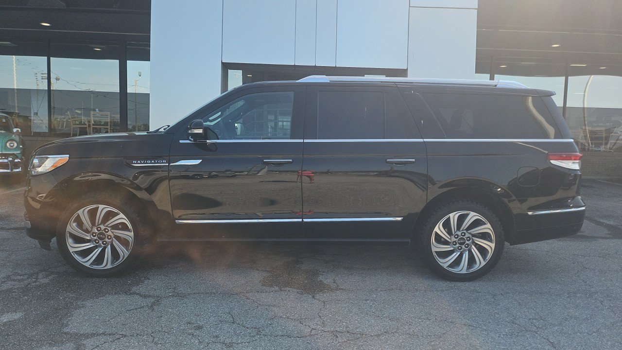 Used 2022 Lincoln Navigator L Reserve AWD/4WD image 2