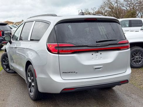 New 2026 Chrysler Pacifica Select image 9