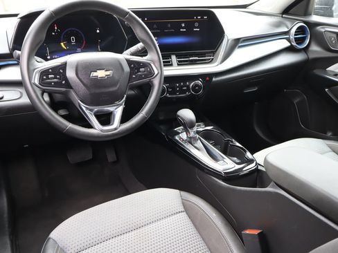 Used 2025 Chevrolet Trax LT w/ LT Convenience Package FWD image 4