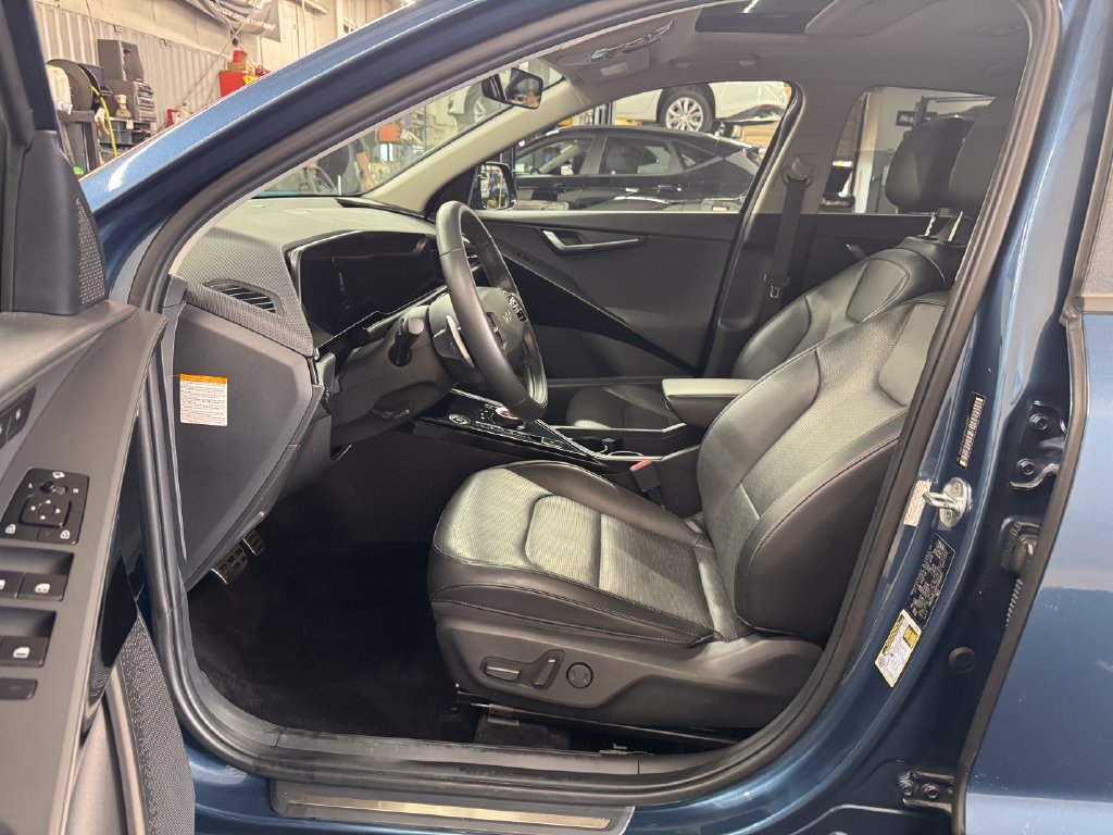Used 2023 Kia Niro SX Touring FWD image 22