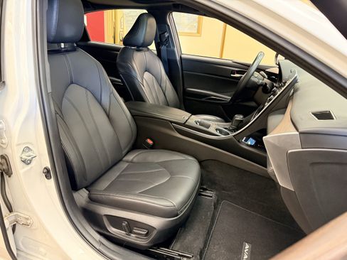 Used 2022 Toyota Avalon XLE w/ Moonroof Package FWD image 15