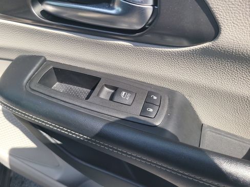 Used 2023 Chrysler Pacifica Touring-L FWD image 29