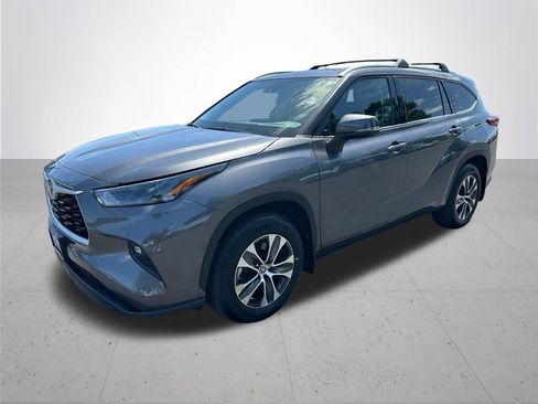 Used 2022 Toyota Highlander XLE AWD/4WD image 2