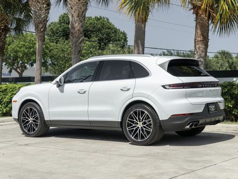 Used 2024 Porsche Cayenne AWD/4WD image 4