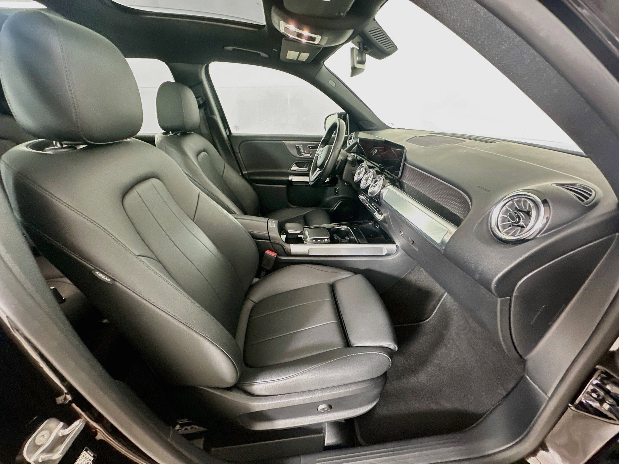 Used 2023 Mercedes-Benz GLB 250 w/ Premium Package image 31
