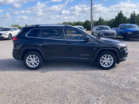 Used 2016 Jeep Cherokee Latitude AWD/4WD image 8